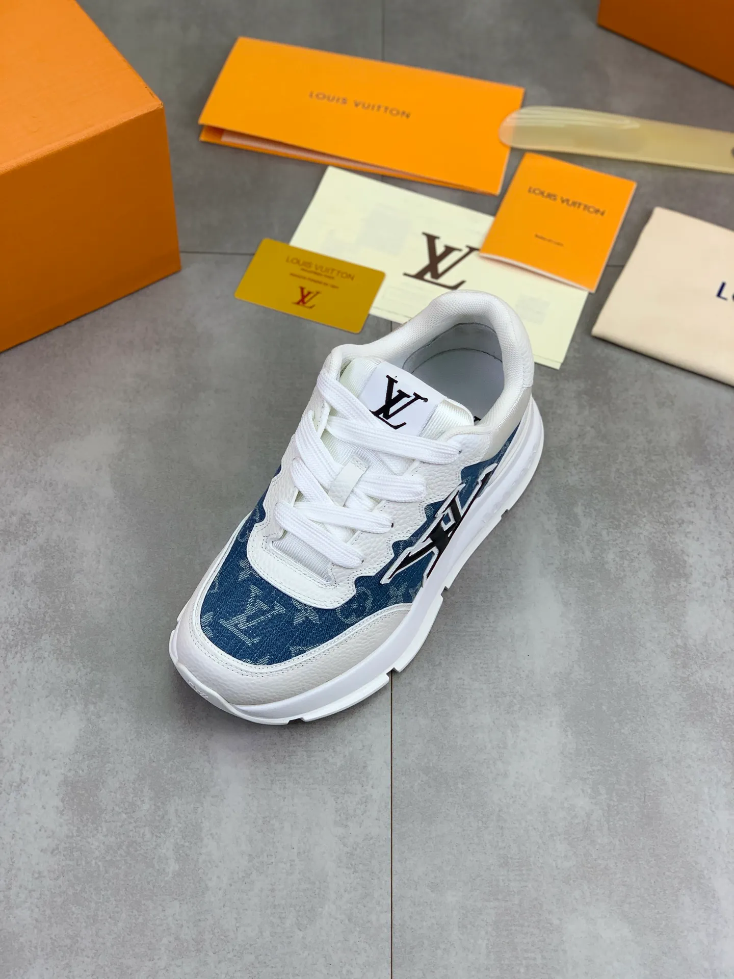 Factory price P700 💶 Top version [LOUIS VUITTON] Couple 🧑‍🤝‍🧑 Craftsman style Counter series (original order) New style 🍀LV Louis Vuitton - top version LV classic high-top trendy shoes! Made of imported original craft calfskin, original breathable lining, and original wear-resistant, lightweight, high-end TPU outsole! High quality products! 2️⃣ colors available, size: female 35-39, male 39-44 (female 40, male 45 46 customized)
